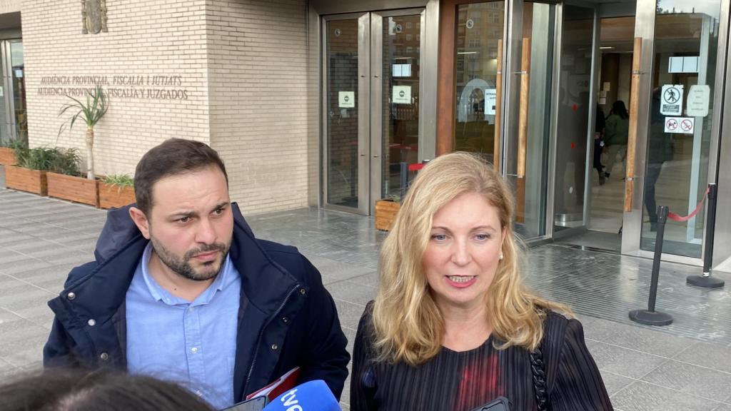 Los socialistas López y Marco en el juzgado.