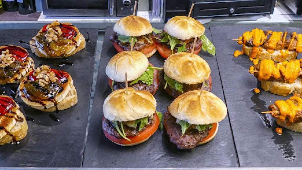 Algunos de los pinchos disponibles en La Catedra en Santander.