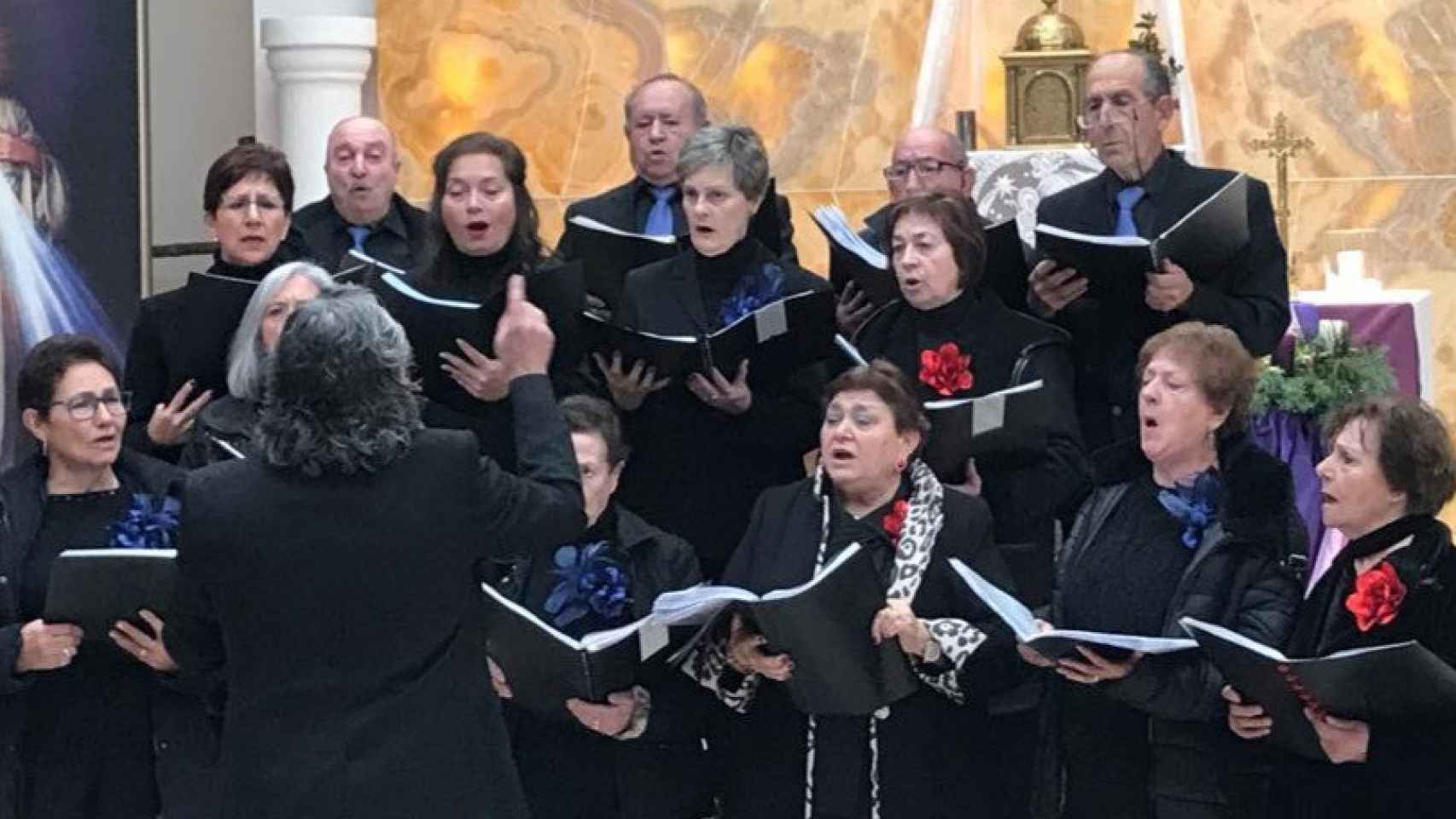 Una fotografía del Coro de Fuentearmegil cantando.