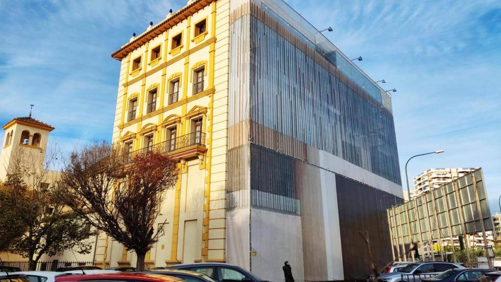 Fachada de la casa hermandad de la Expiración tras la colocación de las lonas.