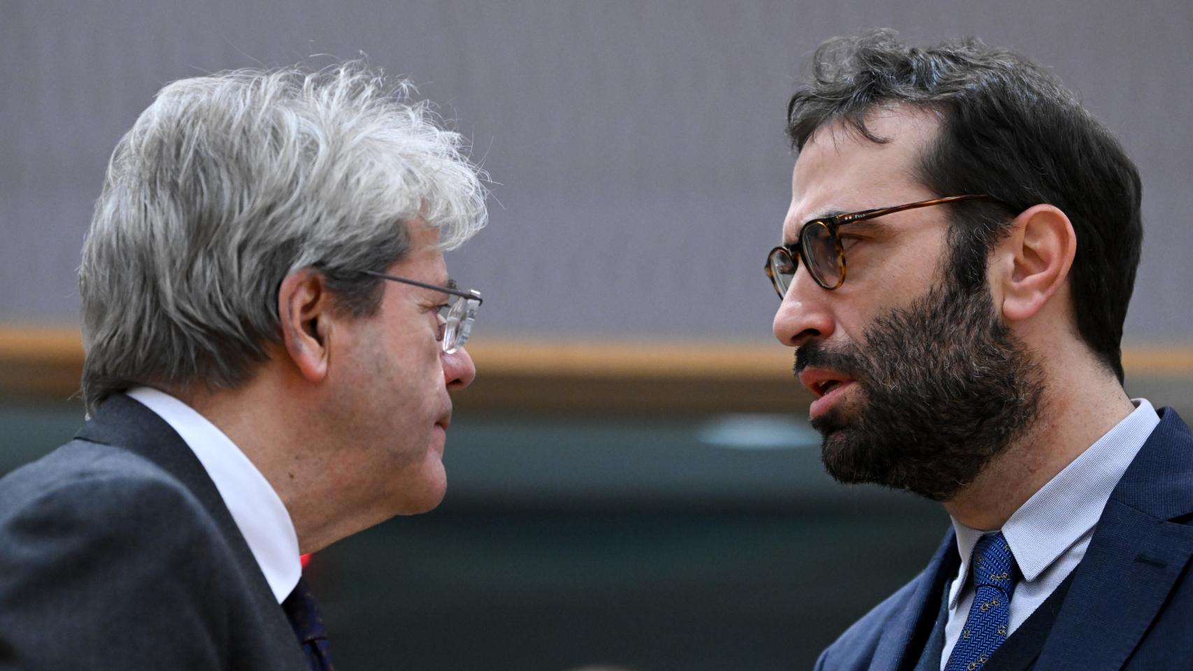 El ministro de Economía, Carlos Cuerpo, conversa con el comisario de Asuntos Económicos, Paolo Gentiloni, durante el Eurogrupo de este lunes en Bruselas