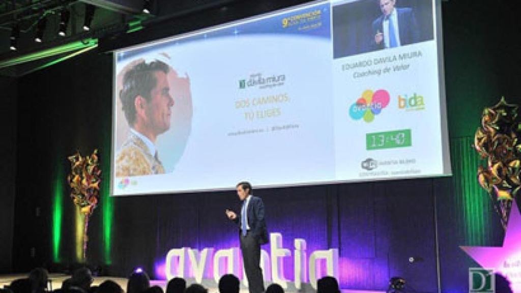 Dávila Miura en una de sus conferencias donde se proclama “coaching de valor”