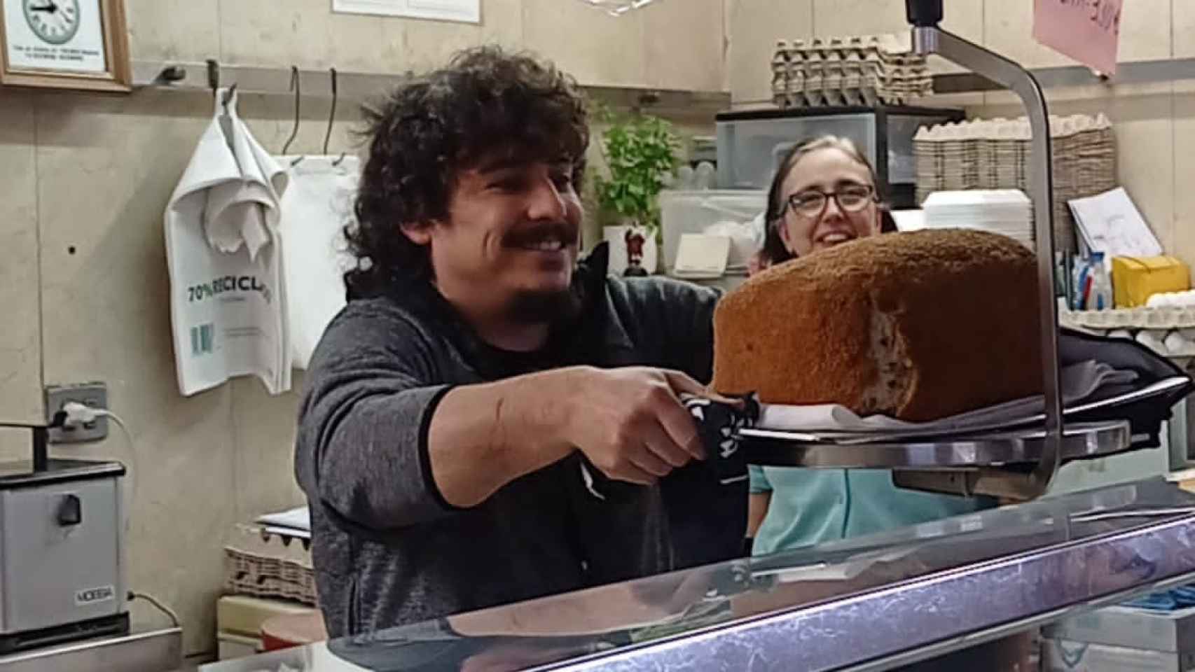 El cocinero Manuel Prada pesando la croqueta más grande de la historia.