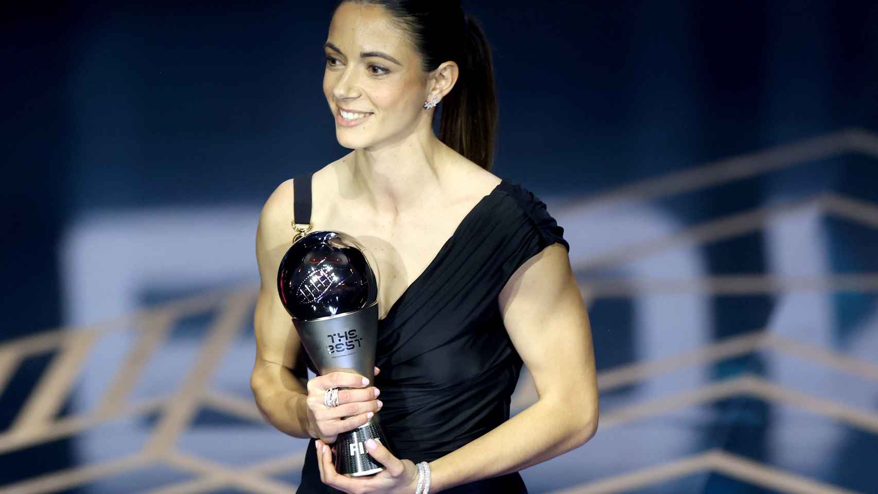 Aitana Bonmatí con el premio The Best 2024 a la mejor jugadora del año
