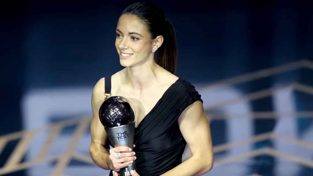 Aitana Bonmatí con el premio The Best 2024 a la mejor jugadora del año