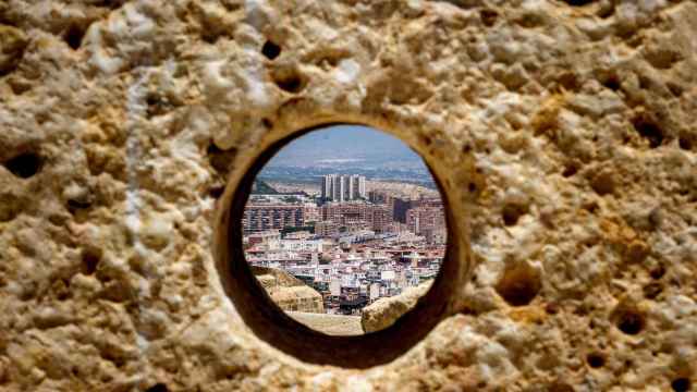 Un detalle de la ciudad de Alicante a través del castillo de Santa Bárbara.