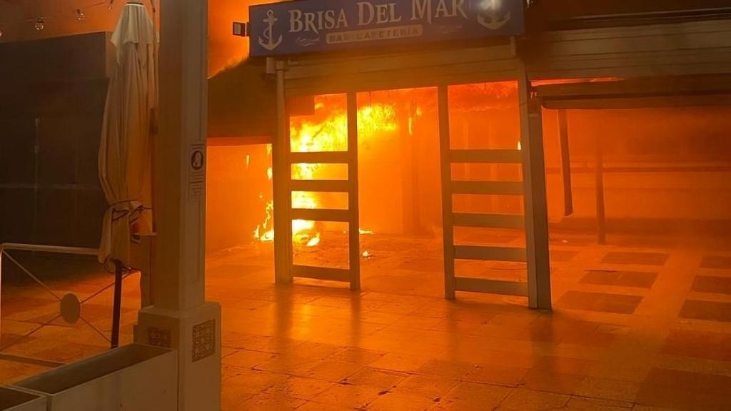 El incendio en una terraza obliga a desalojar un edificio en Benidorm.