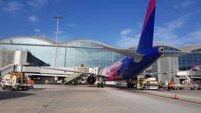 UN avión en el aeropuerto de Alicante-Elche Miguel Hernández.