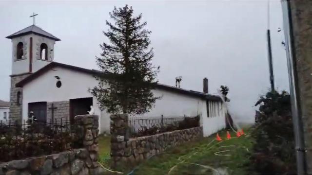 Los bomberos trabajando en un incendio en la iglesia de La Cañada, Ávila