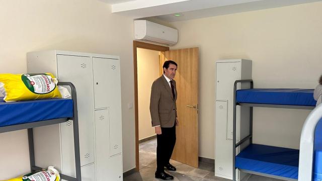 Juan Carlos Suárez Quiñones visitando el nuevo albergue en El Bierzo