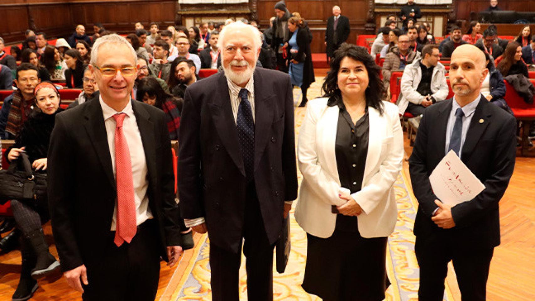 El rector, Ricardo Rivero (izquierda) inaugura los cursos de especialización en Derecho