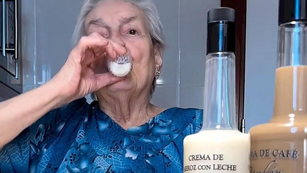 La Pelaya degustando los licores zamoranos