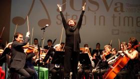 Concha Velasco junto a la Joven Orquesta Sinfónica de Valladolid en el concierto en el que se reestrenó el himno de Valladolid