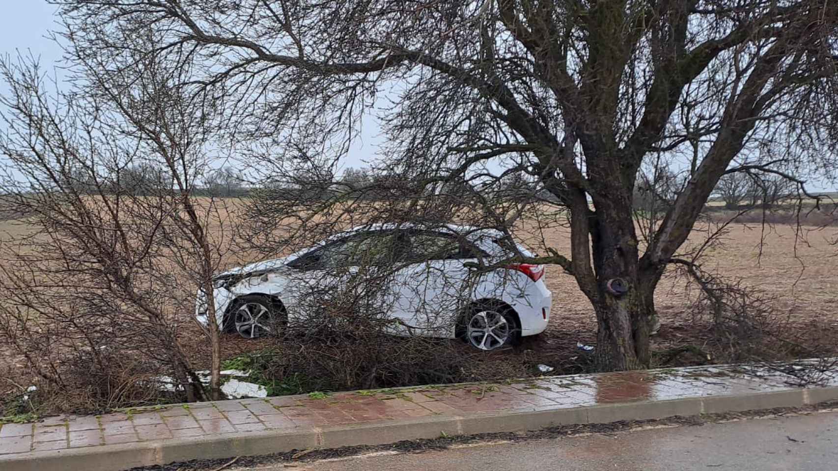 Imagen del coche accidentado en Fuensaldaña