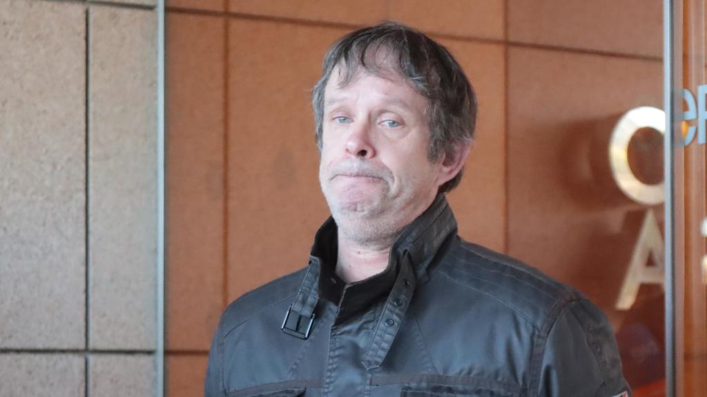 Paco, el hijo de Arévalo, a las puertas del tanatorio de Valencia, tras la muerte del cómico.