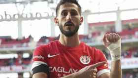 Sagiv Jehezkel, de Antalyaspor, señala un mensaje en su venda tras marcar un gol.