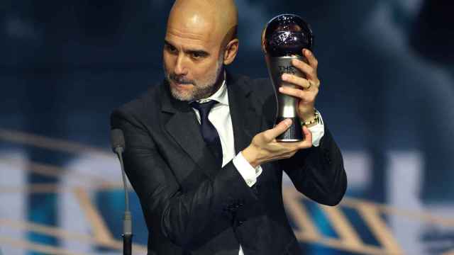 Pep Guardiola, con el premio The Best al mejor entrenador.