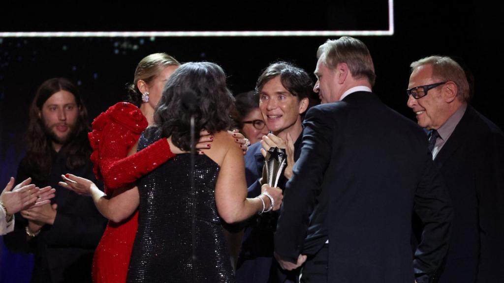 El equipo de 'Oppenheimer' en la gala de los Critics Choice Awards 2024.