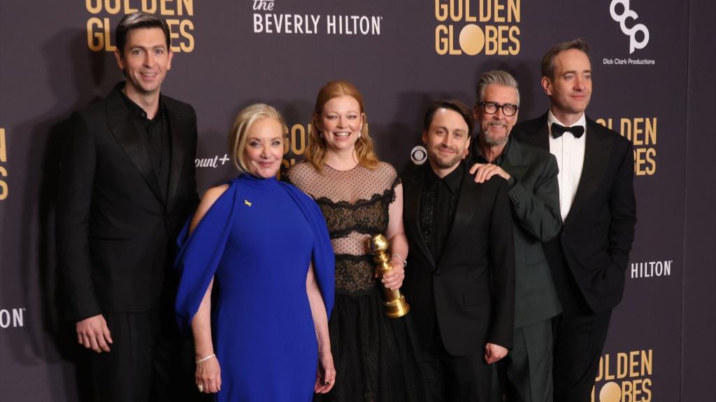 Los actores de 'Succession' Nicholas Braun, J. Smith-Cameron, Sarah Snook, Kieran Culkin, Alan Ruck y Matthew Macfadyen, en los premios Globos de OroFoto: Crash / imageSPACE via ZUMA Press / DPA