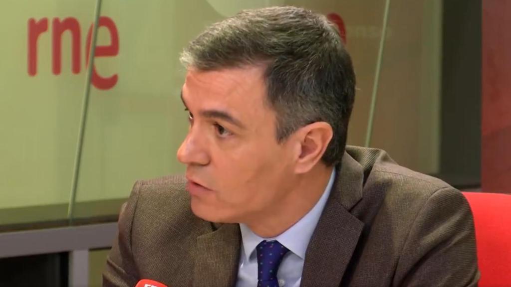 El presidente del Gobierno, Pedro Sánchez, este lunes durante la entrevista de RNE.