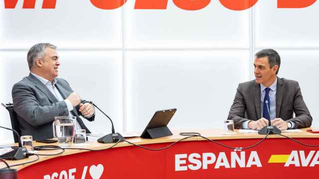 Pedro Sánchez, junto al secretario de Organización de la formación, Santos Cerdán, este lunes en Ferraz.