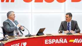 Pedro Sánchez, junto al secretario de Organización de la formación, Santos Cerdán, este lunes en Ferraz.