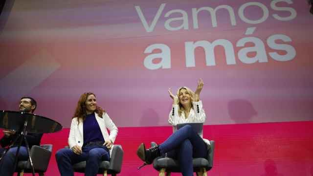 La líder de Sumar, Yolanda Díaz, junto a la líder de Más Madrid, Mónica García, este domingo.