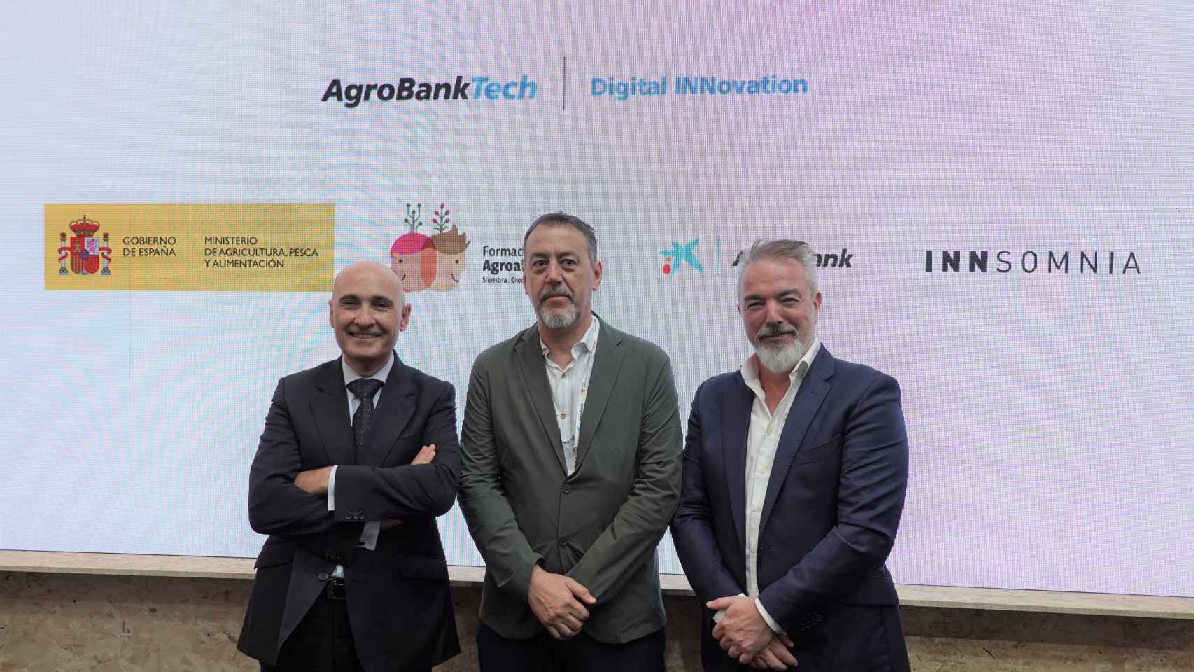 De izquierda a derecha: Jaime Campos, director de AgroBank en CaixaBank; José Ángel González, 'agritech manager' de Innsomnia y Carlos Seara, director de Red Agrobank en CaixaBank.
