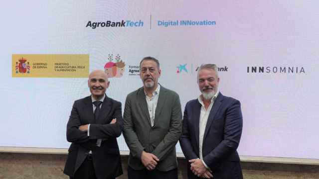 De izquierda a derecha: Jaime Campos, director de AgroBank en CaixaBank; José Ángel González, 'agritech manager' de Innsomnia y Carlos Seara, director de Red Agrobank en CaixaBank.