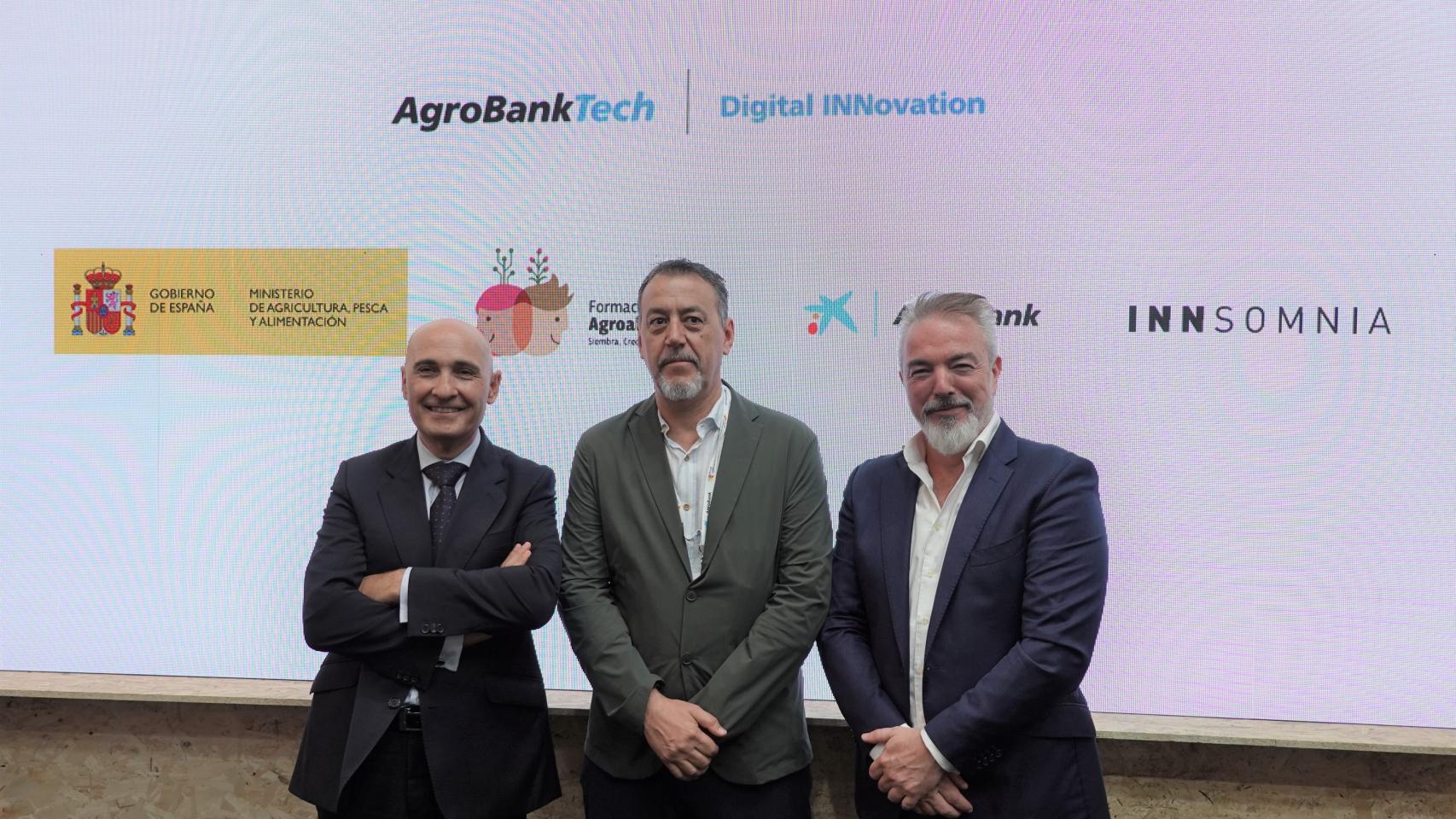 De izquierda a derecha: Jaime Campos, director de AgroBank en CaixaBank; José Ángel González, 'agritech manager' de Innsomnia y Carlos Seara, director de Red Agrobank en CaixaBank.