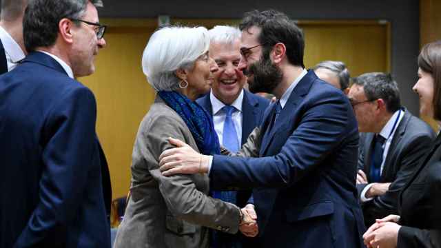 El nuevo ministro de Economía, Carlos Cuerpo, saluda a la presidenta del BCE, Christine Lagarde, este lunes durante su primer Eurogrupo