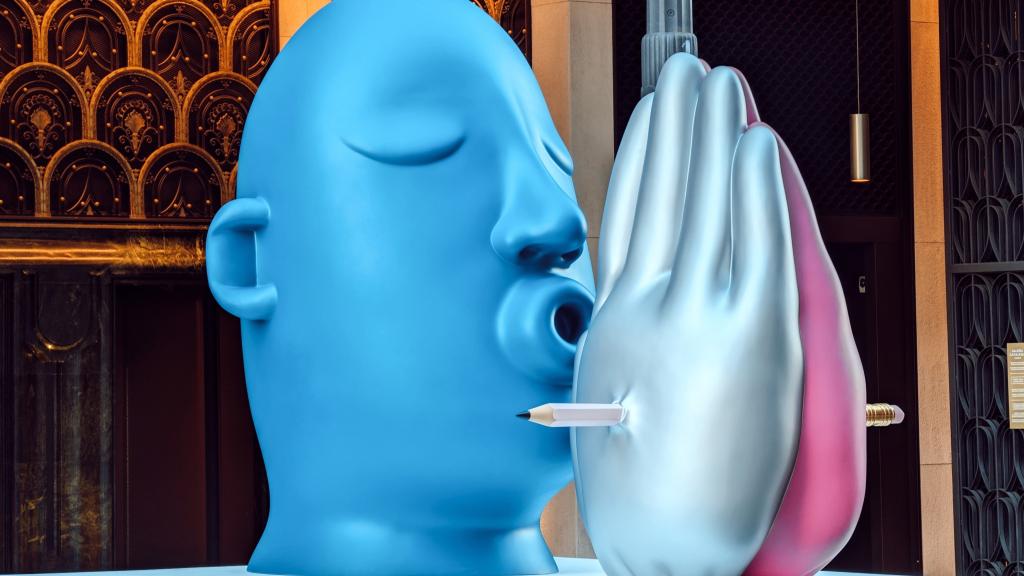 La estatua que ha aparecido en calle de Alcalá.