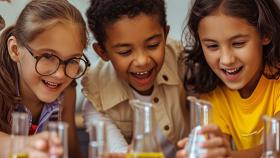 Un grupo de niños haciendo un experimento. (Imagen generada a través de IA)