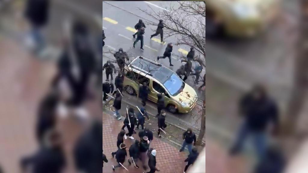 Los hinchas armados con palos durante la pelea.