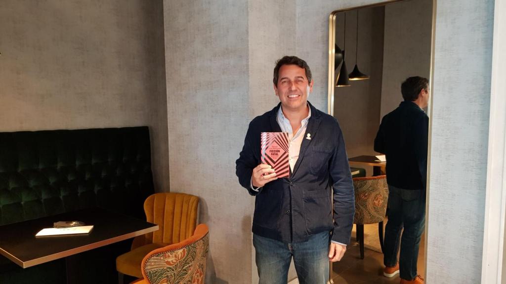 Manuel Arias Maldonado posa con un ejemplar de su obra 'Ficción fatal'.
