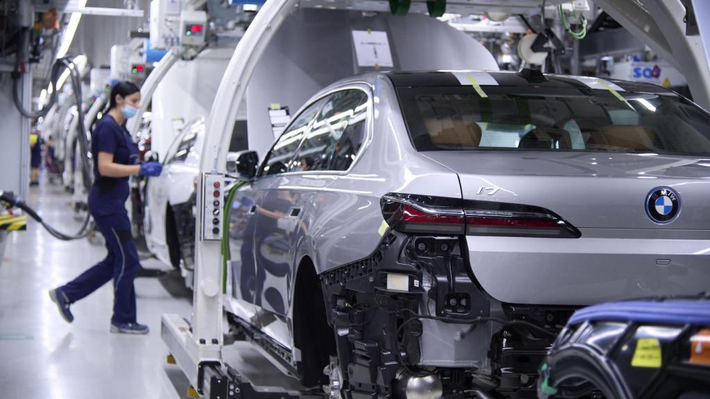 Producción de una berlina de lujo en una fábrica europea.