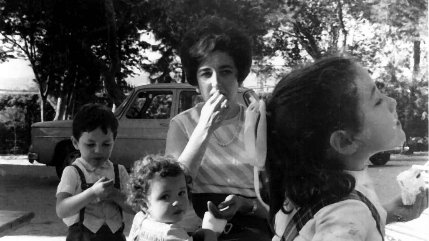 Carmen Navarro junto a su familia en la década de los 60.