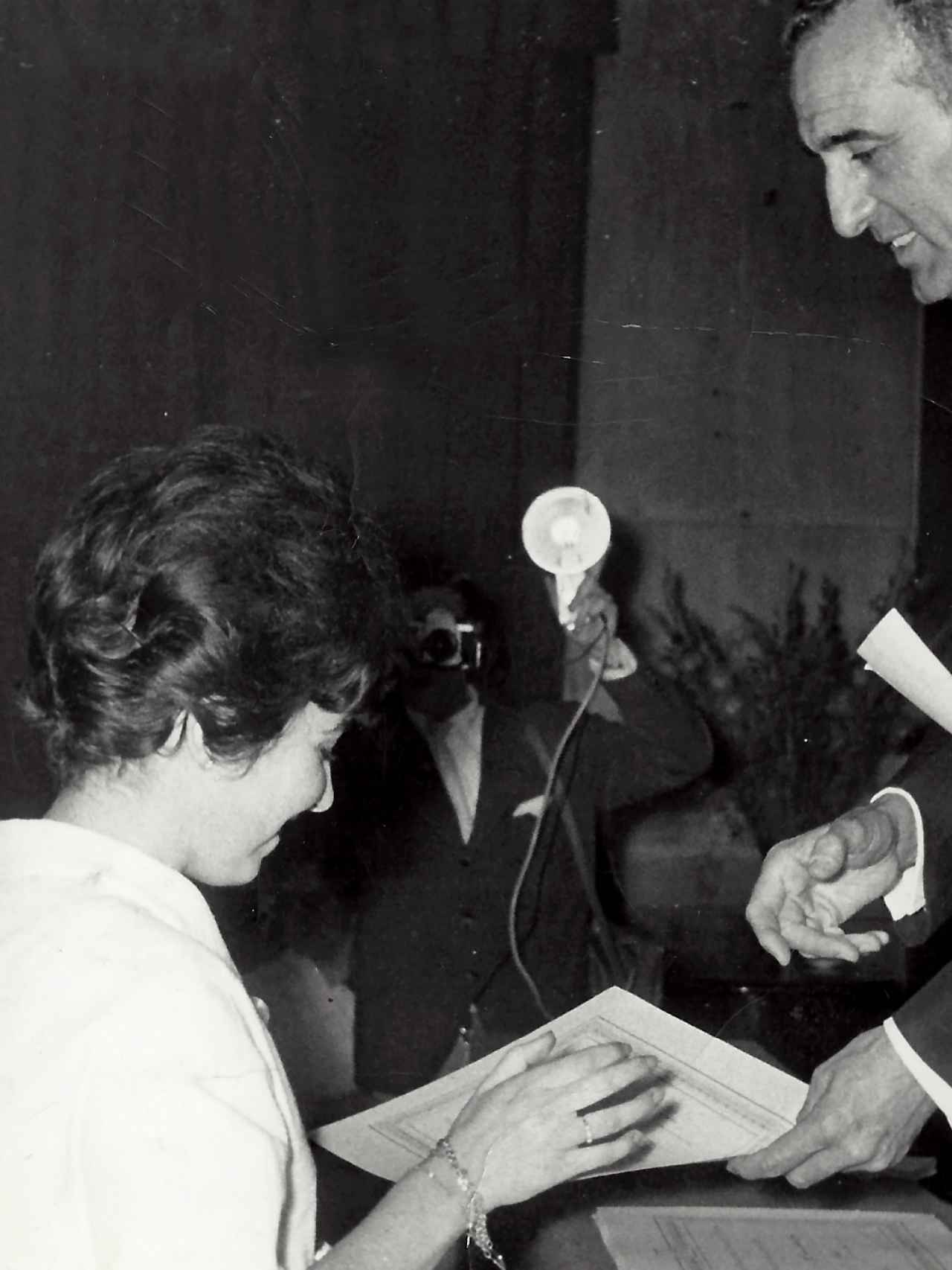 Carmen recibiendo el Título de Secretariado en 1961.