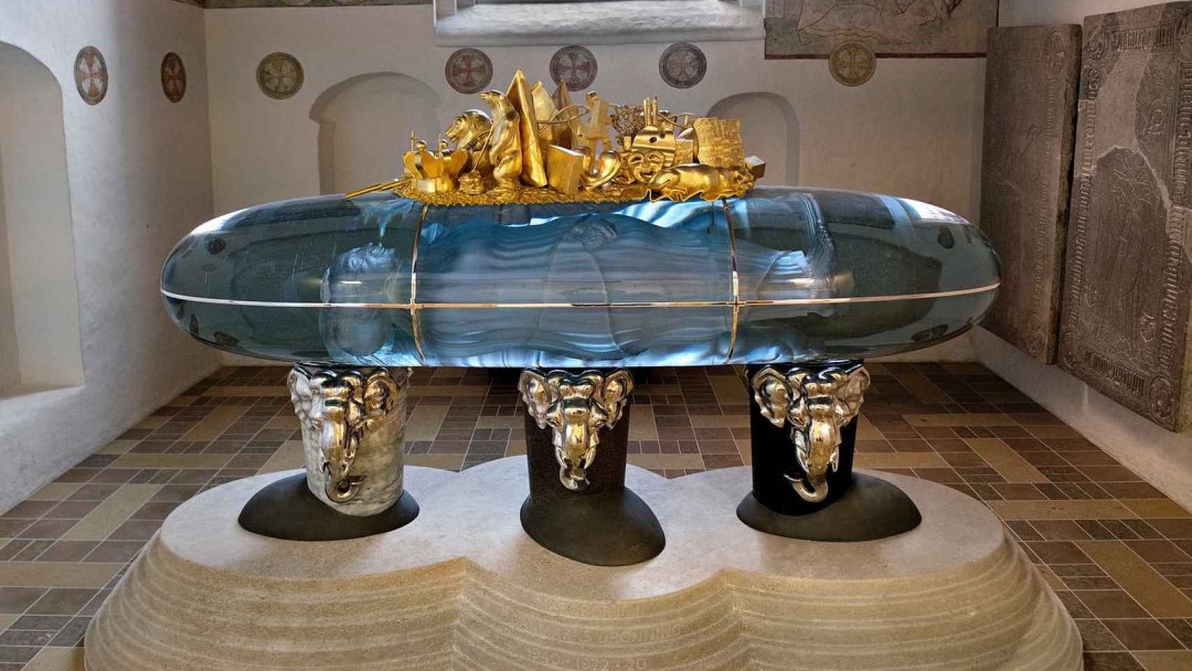Este es el sarcófago que se encuentra en la catedral de Roskilde.