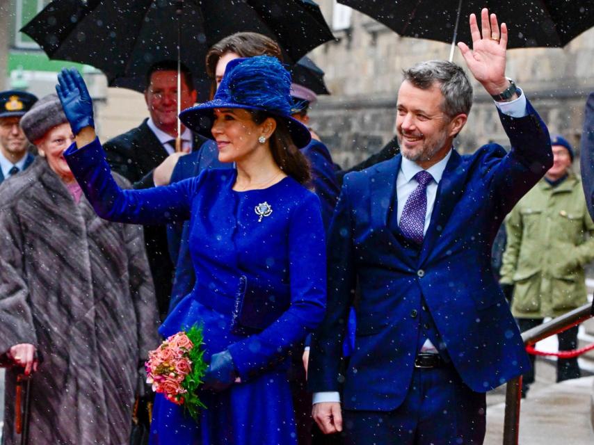 La reina Mary ha lucido un sombrero con plumas.