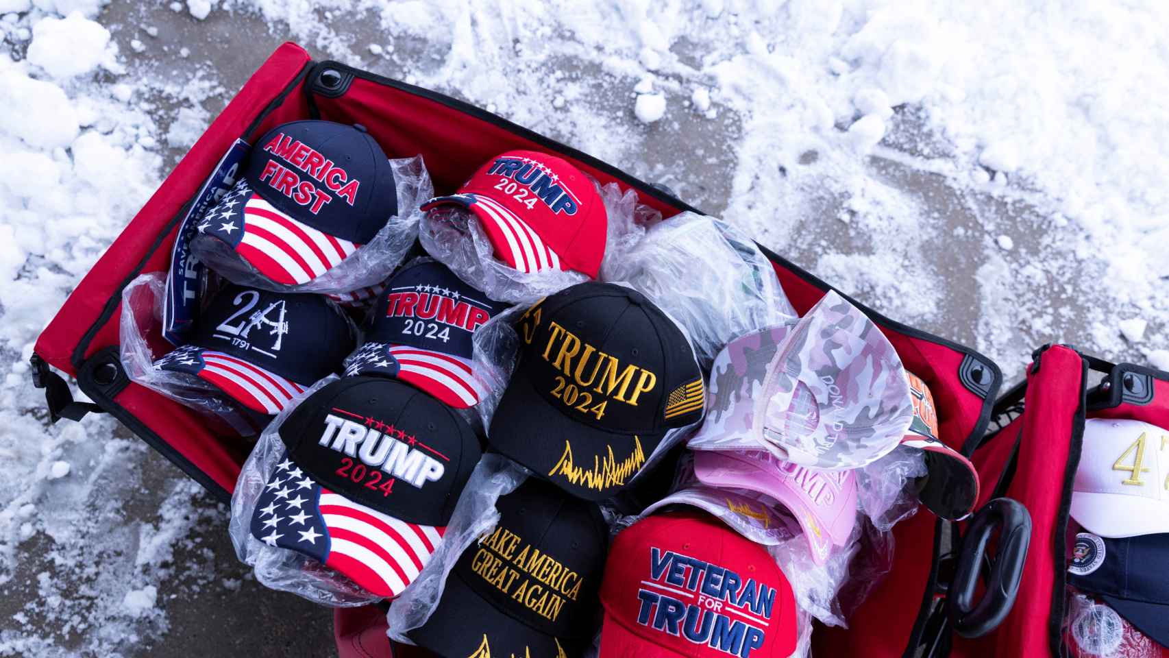 Un puesto de venta de gorras de apoyo a Trump en la nevada Iowa