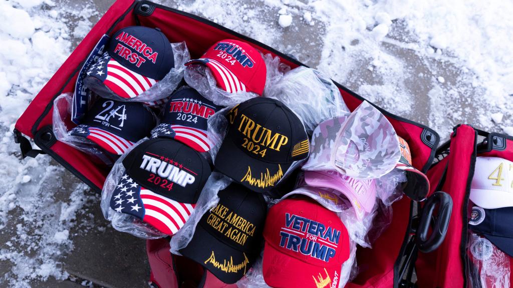 Un puesto de venta de gorras de apoyo a Trump en la nevada Iowa
