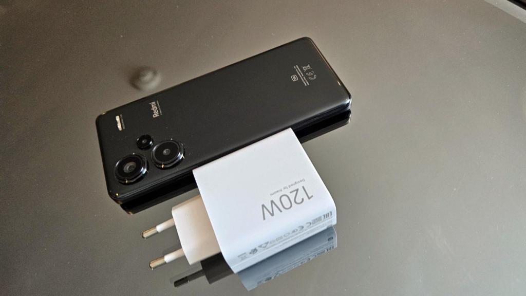 El Xiaomi Redmi Note 13 Pro + 5G  y su cargador.