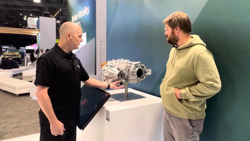 Un técnico de Magna presentando el nuevo eDrive en el CES 2024