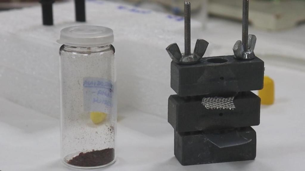 Prototipo de la batería que usa hemoglobina.