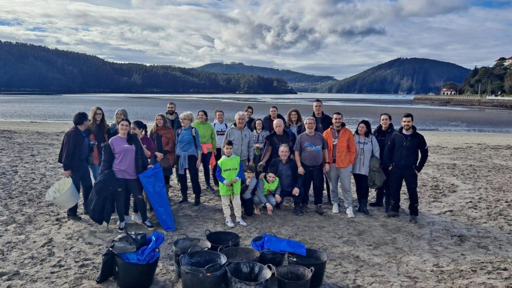 Unas 40 personas retiraron basura de la playa de la Magdalena, en Cedeira (A Coruña)