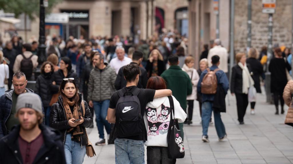 Personas caminando en Barcelona. Imagen de archivo.
