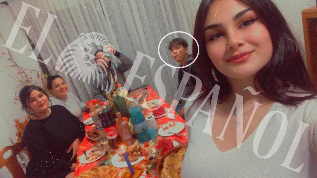 Ivailo Petrov, al fondo, durante la pasada cena de Nochevieja con sus padres,  Miglena Petrova y Krasimir Nikolaev, y sus hermanas,  Nicole y Gergana, en su piso de Los Alcázares.