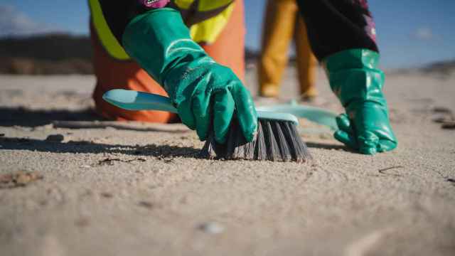 Contratos de trabajo por quitar 'pellets' en las playas gallegas