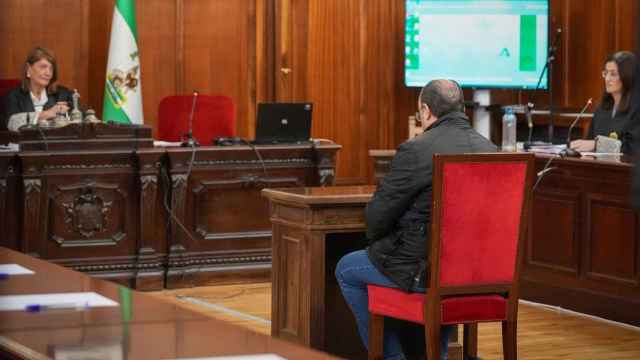 El acusado de dejar morir a su madre de hambre y sed comparece ante el tribunal en la primera sesión del juicio en Sevilla.